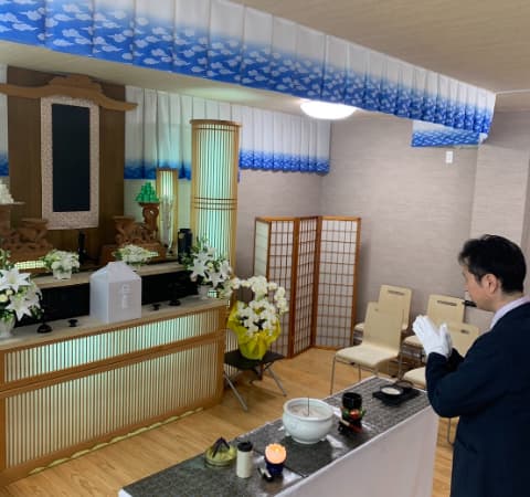 会館の無料祭壇（郵送のご遺骨も丁重にお飾りします）