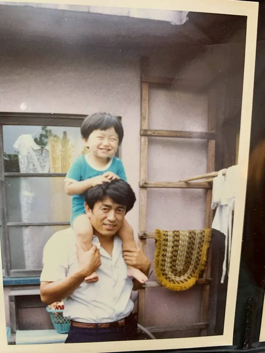 幼き日の阿部と父・敏明。いつも優しく、海の話を聞かせてくれました。