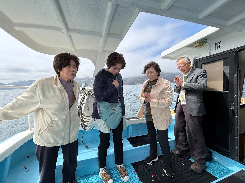 墓じまい後の海洋散骨で船上から黙とうを捧げる菊地家様