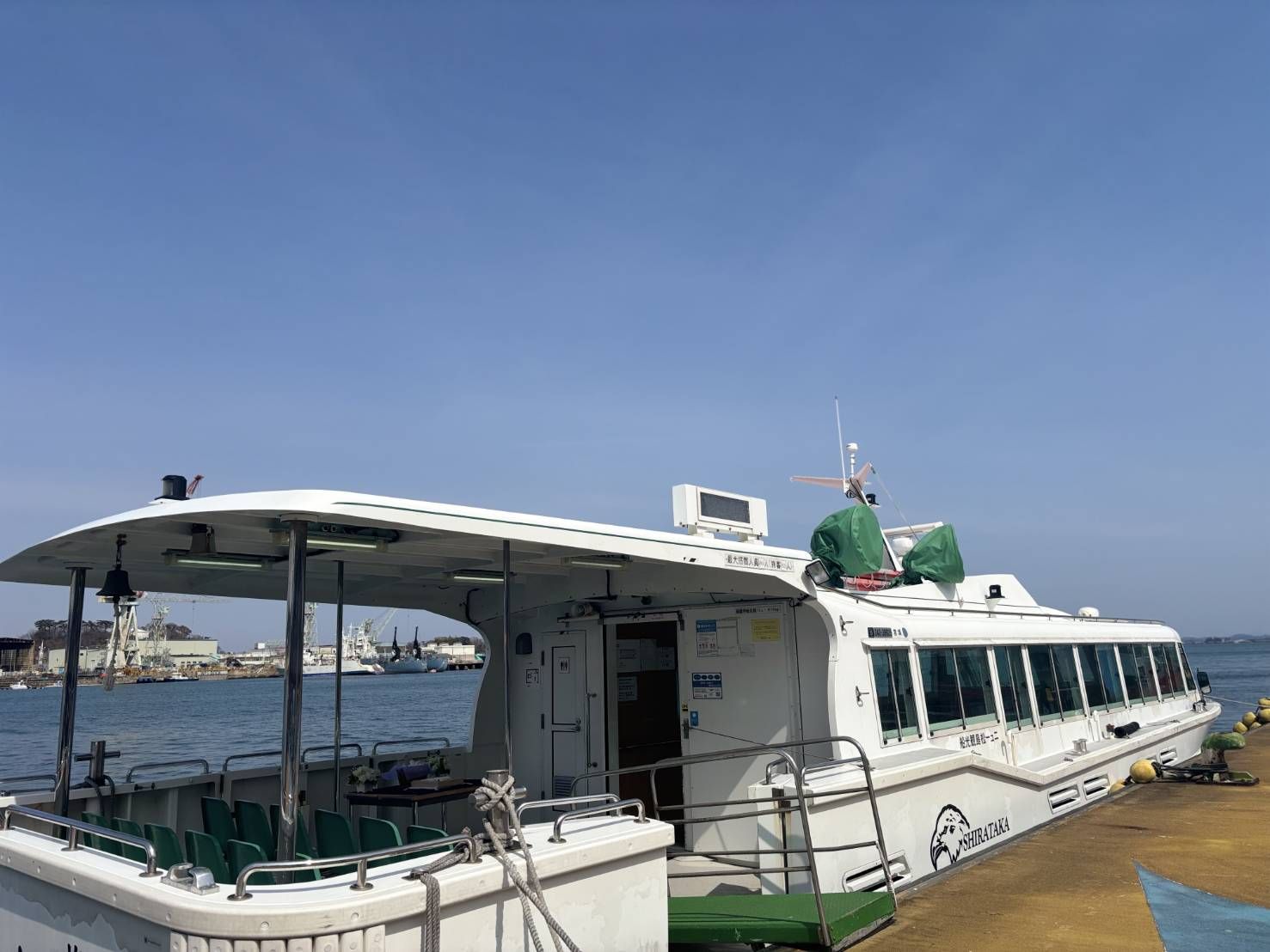 少人数合同乗船海洋葬で使用する船内にゆとりのある旅客船
