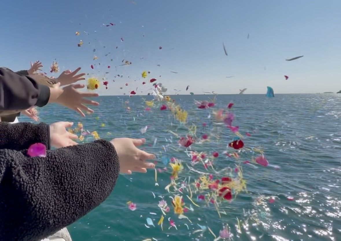 宮城の海へ花びらを手向ける海洋散骨のお見送り