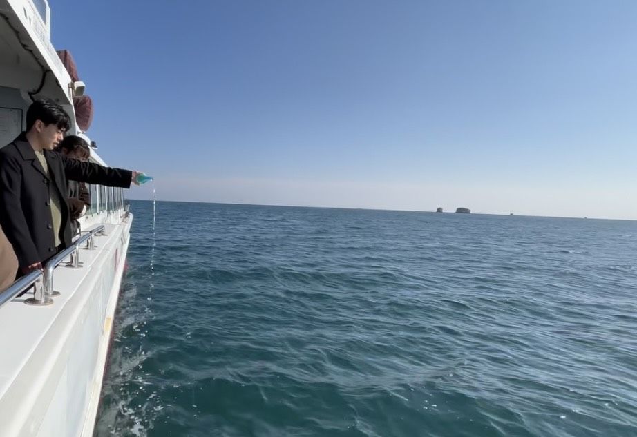 旅客船から宮城の海へ献酒を行う海洋散骨